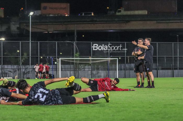 Pelatih Persija Jakarta, Thomas Doll (kanan), saat sedang memantau para pemainnya berlatih di Lapangan Latih JIS (Jakarta International Stadium), Jakarta, Utara, Rabu (12/4/2023) malam.