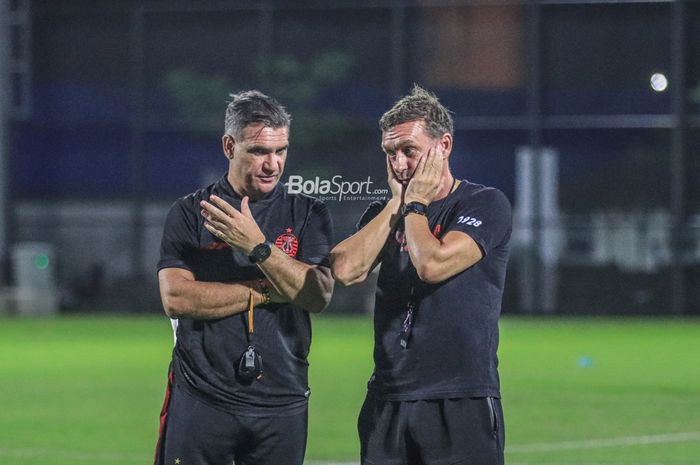 Pelatih Persija Jakarta, Thomas Doll (kanan), sedang berkomunikasi dengan asistennya bernama Pasquale Rocco (kiri) di Lapangan Latih JIS (Jakarta International Stadium), Jakarta, Utara, Rabu (12/4/2023) malam.