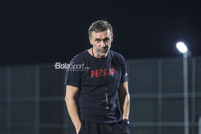 Pelatih Persija Jakarta, Thomas Doll, sedang memantau para pemainnya berlatih di Lapangan Latih JIS (Jakarta International Stadium), Jakarta, Utara, Rabu (12/4/2023) malam.