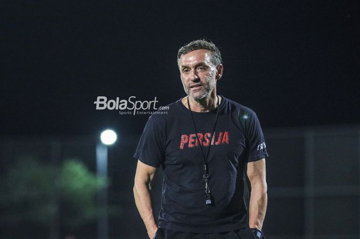 Pelatih Persija Jakarta, Thomas Doll, sedang memantau para pemainnya berlatih di Lapangan Latih JIS (Jakarta International Stadium), Jakarta, Utara, Rabu (12/4/2023) malam.