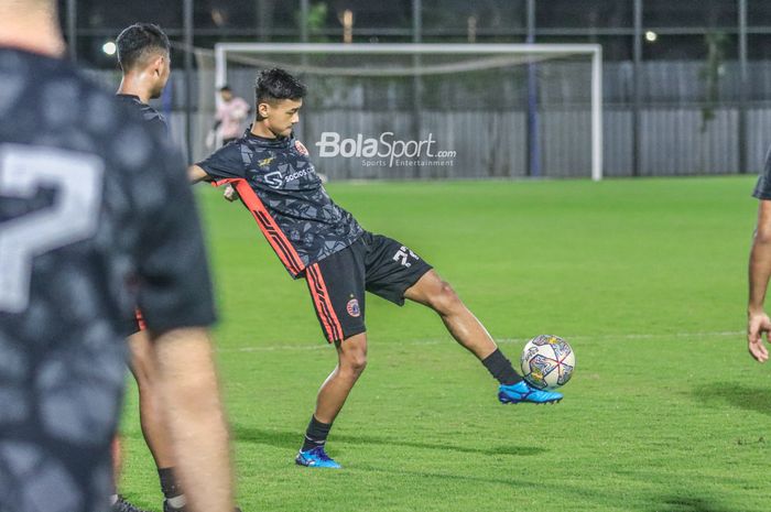 Pemain Persija Jakarta, Dony Tri Pamungkas, sedang menguasai bola dalam sesi latihan di Lapangan Latih JIS (Jakarta International Stadium), Jakarta, Utara, Rabu (12/4/2023) malam.