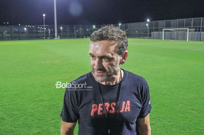 Pelatih Persija Jakarta, Thomas Doll, saat ditemui seusai latihan  di Lapangan Latih JIS (Jakarta International Stadium), Jakarta, Utara, Rabu (12/4/2023) malam.