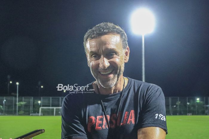 Pelatih Persija Jakarta, Thomas Doll, saat ditemui seusai latihan  di Lapangan Latih JIS (Jakarta International Stadium), Jakarta, Utara, Rabu (12/4/2023) malam.