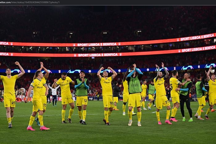 Para pemain Inter Milan merayakan kemenangan seusai mengalahkan Benfica pada leg pertama perempat final Liga Champions 2022-2023 di Estadio da Luz, Selasa (11/4/2023).