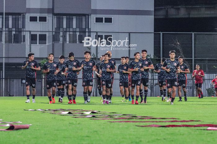 Skuat Persija Jakarta (skuad Persija Jakarta) sedang jogging dalam sesi latihan di Lapangan Latih JIS (Jakarta International Stadium), Jakarta, Utara, Rabu (12/4/2023) malam.