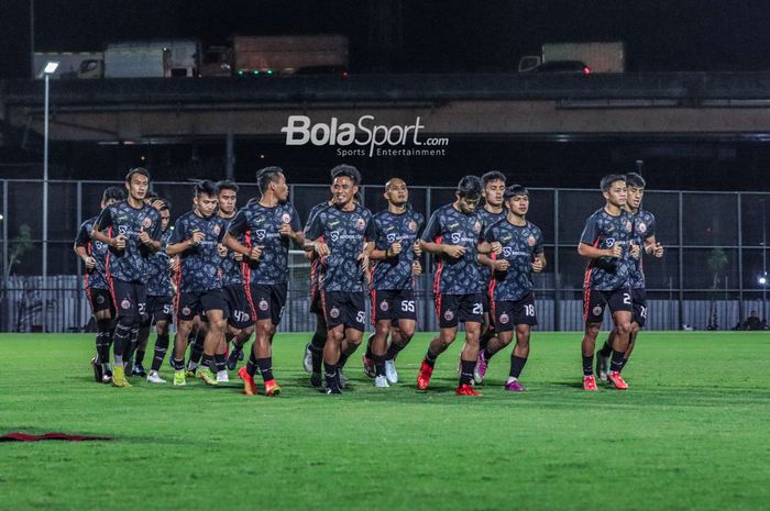 Skuat Persija Jakarta (skuad Persija Jakarta) sedang jogging dalam sesi latihan di Lapangan Latih JIS (Jakarta International Stadium), Jakarta, Utara, Rabu (12/4/2023) malam.