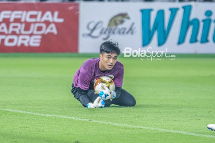 Kiper timnas U-22 Indonesia, Ernando Ari Sutaryadi, sedang menangkap bola saat berlatih di Stadion Utama Gelora Bung Karno, Senayan, Jakarta, Kamis (13/4/2023) malam.