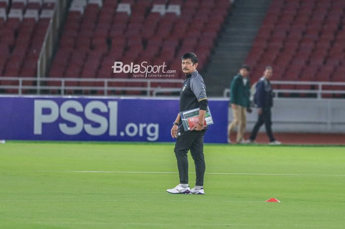 Pelatih timnas U-22 Indonesia, Indra Sjafri, sedang memantau para pemainn berlatih di Stadion Utama Gelora Bung Karno, Senayan, Jakarta, Kamis (13/4/2023) malam.