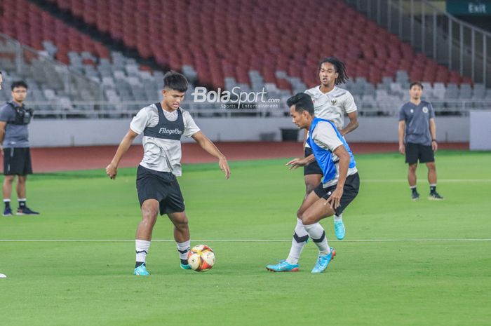 Pemain timnas U-22 Indonesia, Hokky Caraka (kiri), sedang menguasai bola dalam sesi latihan di Stadion Utama Gelora Bung Karno, Senayan, Jakarta, Kamis (13/4/2023) malam.