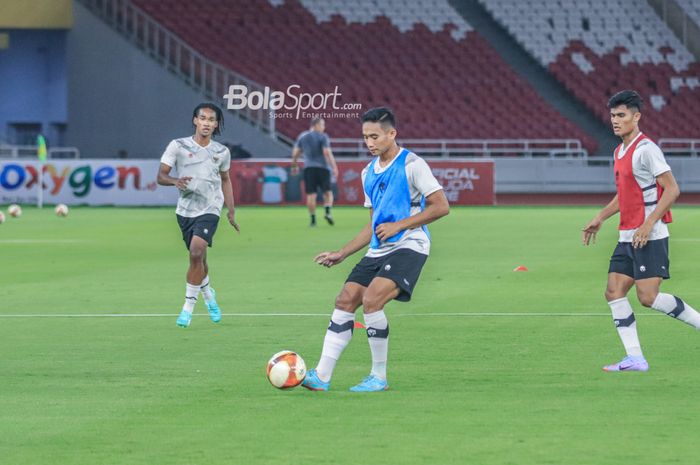 Bek timnas U-22 Indonesia, Rizky Ridho, sedang menguasai bola dalam sesi latihan di Stadion Utama Gelora Bung Karno, Senayan, Jakarta, Kamis (13/4/2023) malam.