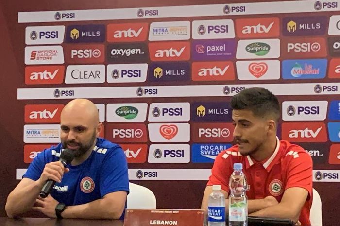 Pelatih timnas U-22 Lebanon Miguel Moreira didampingi pemain, Mohammad Haidar dalam sesi jumpa pers jelang lawan timnas U-22 Indonesia, Kamis (13/4/2023)