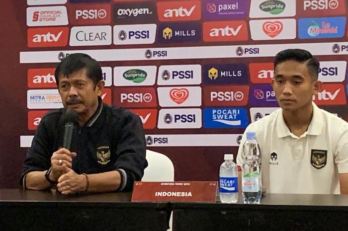 Pelatih Indra Sjafri dan Rizky Ridho dalam sesi jumpa pers jelang timnas U-22 Indonesia vs Lebanon, Kamis (13/4/2023).