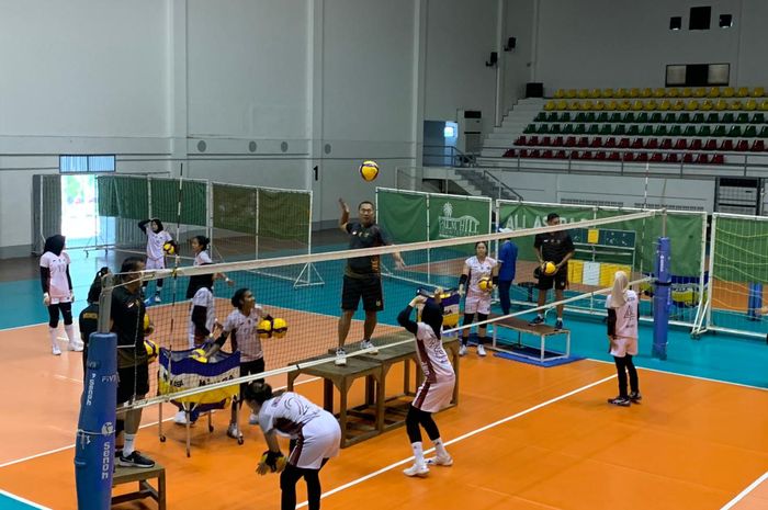 Suasana latihan Timnas Voli Putri, di Padepokan Voli, Sentul, Jawa Barat, Kamis (13/04/2023).