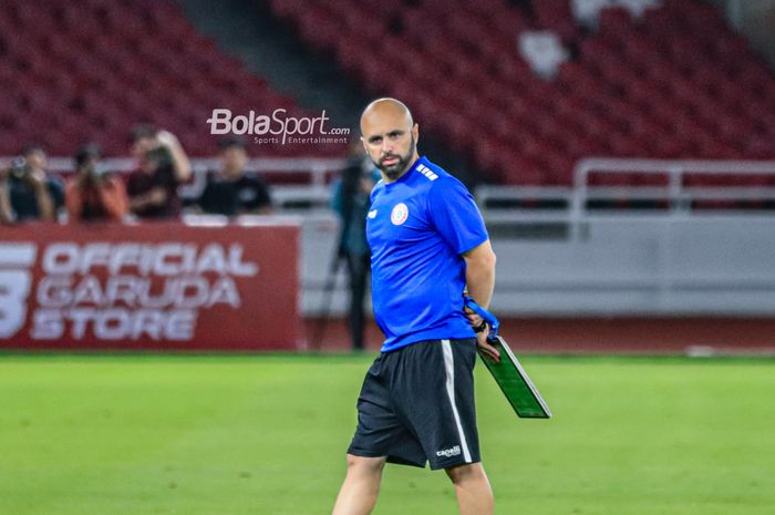 Pelatih timnas U-22 Lebanon, Miguel Moreira, sedang memantau para pemainnya berlatih di Stadion Utama Gelora Bung Karno, Senayan, Jakarta, Kamis (13/4/2023) malam.