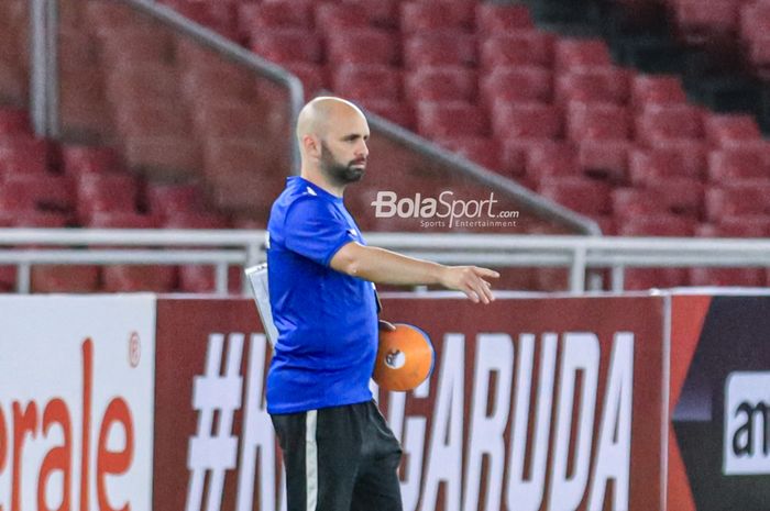 Pelatih timnas U-22 Lebanon, Miguel Moreira, sedang memberikan intruksi kepada para pemainnya yang berlatih di Stadion Utama Gelora Bung Karno, Senayan, Jakarta, Kamis (13/4/2023) malam.