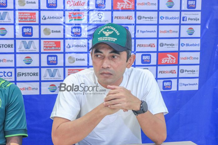 Pelatih PSS Sleman, Seto Nurdiyantoro, saat menghadiri sesi jumpa pers di Stadion Madya, Senayan, Jakarta, Jumat (14/4/2023) sore.