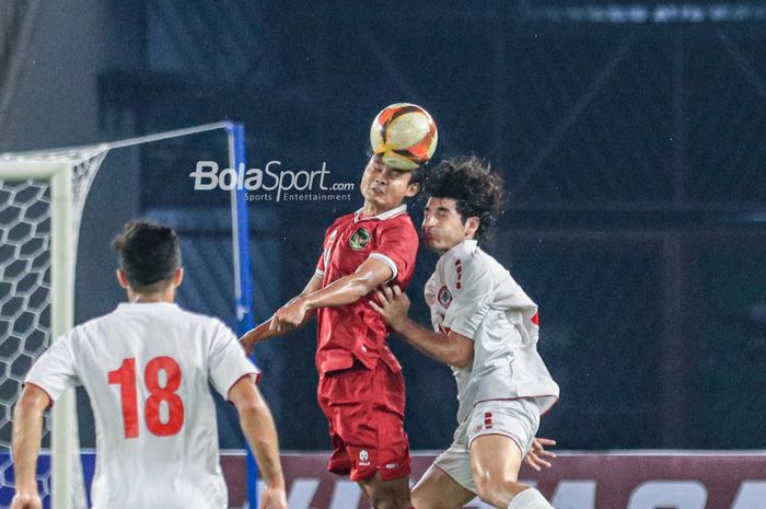 Bek timnas U-22 Indonesia, Komang Teguh Trisnanda (kiri), sedang berduel udara menyundul bola dengan salah satu pemain timnas U-22 Lebanon dalam laga uji coba di Stadion Utama Gelora Bung Karno, Senayan, Jakarta, Jumat (14/4/2023) malam.