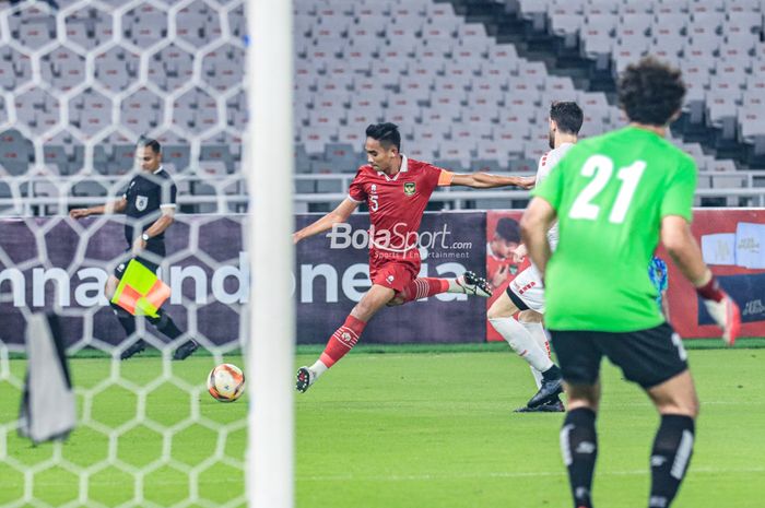 Bek timnas U-22 Indonesia, Rizky Ridho, sedang menguasai bola saat bertanding dalam laga uji coba di Stadion Utama Gelora Bung Karno, Senayan, Jakarta, Jumat (14/4/2023) malam.