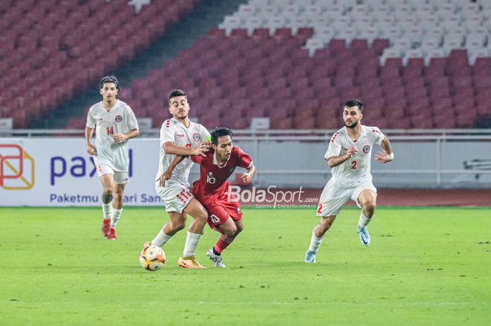 Gelandang timnas U-22 Indonesia, Beckham Putra Nugraha (tengah), sedang berebut bola dengan pemain timnas U-22 Lebanon bernama Mohamad Haidar (kiri) dalam laga uji coba di Stadion Utama Gelora Bung Karno, Senayan, Jakarta, Jumat (14/4/2023) malam.