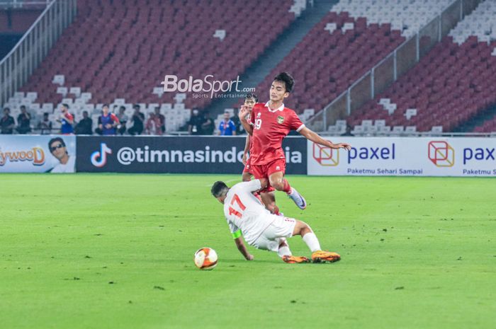 Pemaint timnas U-22 Indonesia, Muhammad Andy Harjito, sedang melewati lawannya dalam laga uji coba di Stadion Utama Gelora Bung Karno, Senayan, Jakarta, Jumat (14/4/2023) malam.