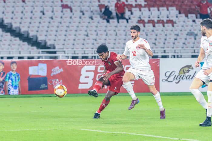 Pemain timnas U-22 Indonesia, Jeam Kelly Sroyer (kiri), sedang menendang bola ke gawang dan dibayangi bek timnas U-22 Lebanon bernama Hussein Ezzeddine (kanan) dalam laga uji coba di Stadion Utama Gelora Bung Karno, Senayan, Jakarta, Jumat (14/4/2023) malam.