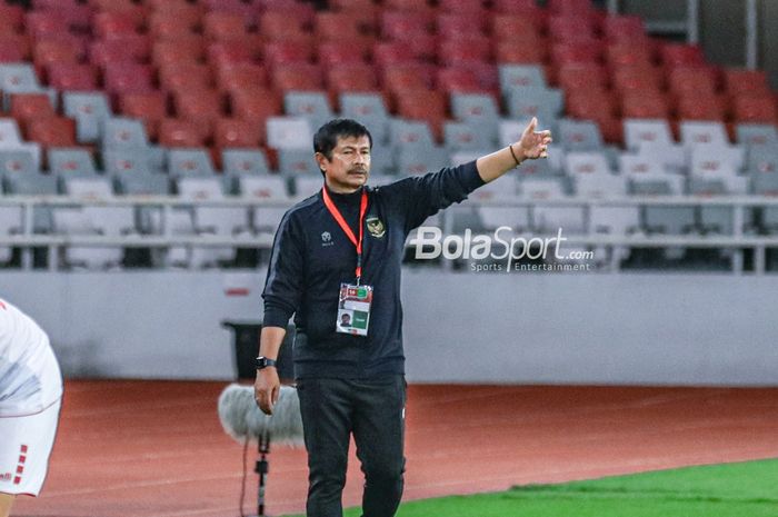 Pelatih timnas U-22 Indonesia, Indra Sjafri, sedang memberikan intruksi kepada para pemainnya bertanding di Stadion Utama Gelora Bung Karno, Senayan, Jakarta, Jumat (14/4/2023) malam.