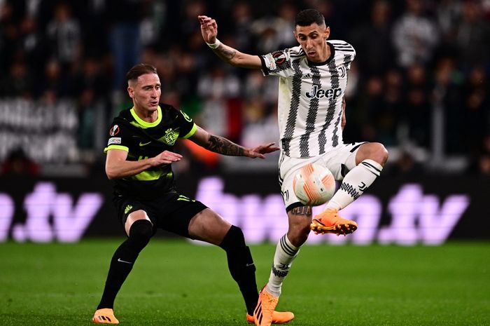 Penyerang Sporting CP, Nuno Santos, berduel dengan winger Juventus, Angel Di Maria, dalam laga leg pertama perempat final Liga Europa di Stadion Allianz, Kamis (13/4/2023).