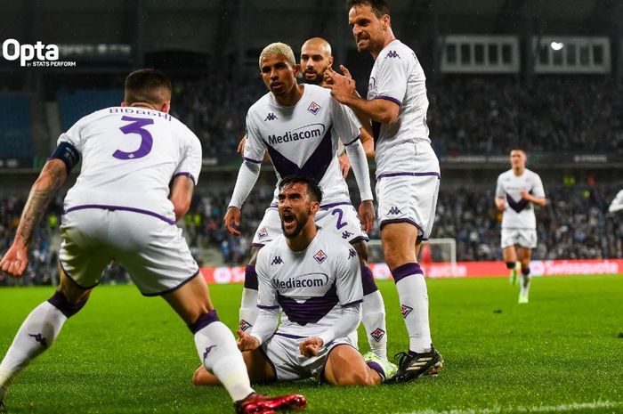 Para pemain Fiorentina merayakan gol Nicolas Gonzalez ke gawang Lech Poznan dalam laga leg 1 babak perempat final UEFA Conference League di Poznan Stadium, Kamis (13/4/2023).