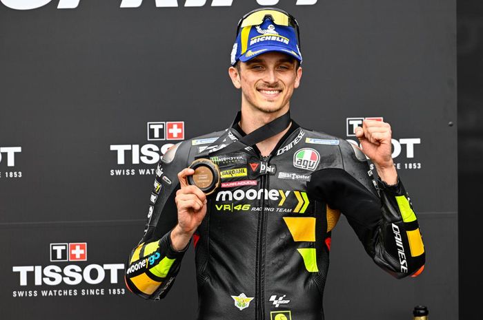 Pembalap Mooney VR46, Luca Marini, merayakan posisi ketiga yang diraihnya pada lomba sprint MotoGP Argentina 2023 di Sirkuit Termas de Rio Honda, Santiago, Argentina, 1 April 2023.