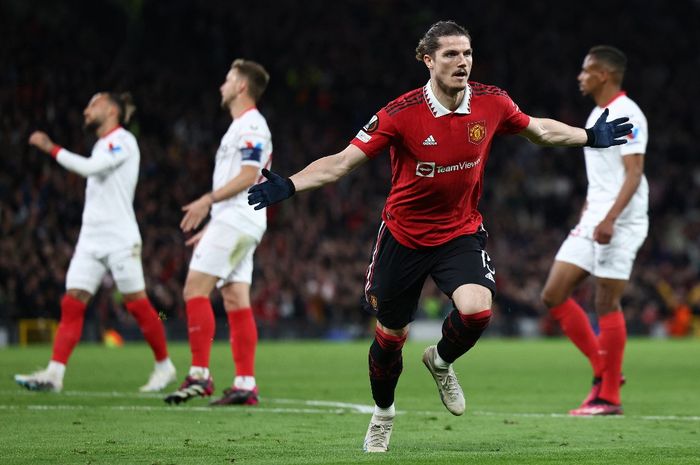 Gelandang Manchester United, Marcel Sabitzer, merayakan gol ke gawang Sevilla dalam laga leg pertama perempat final Liga Europa di Stadion Old Trafford, Kamis (13/4/2023).