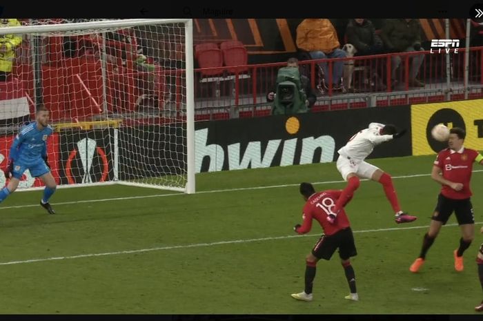 Momen bunuh diri Harry Maguire dalam duel Manchester United vs Sevilla di perempat final Liga Europa (13/4/2023).