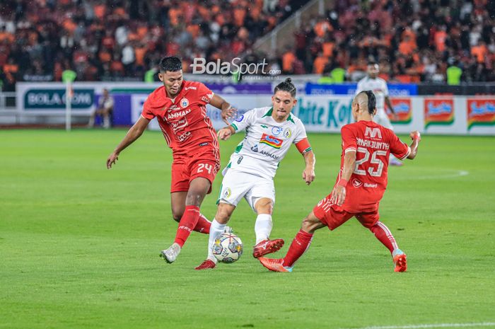 Gelandang PSS Sleman, Kim Kurniawan (tengah), sedang menguasai bola dan dibayangi pemain Persija Jakarta bernama Resky Fandi (kiri) dalam laga pekan ke-34 Liga 1 2022 di Stadion Utama Gelora Bung Karno, Senayan, Jakarta, Sabtu (15/4/2023) malam.