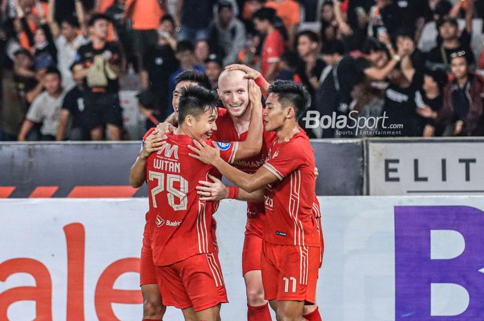 Penyerang asing Persija Jakarta, Michael Krmencik (tengah), sedang melakukan selebrasi seusai mencetak gol dalam laga pekan ke-34 Liga 1 2022 di Stadion Utama Gelora Bung Karno, Senayan, Jakarta, Sabtu (15/4/2023) malam.