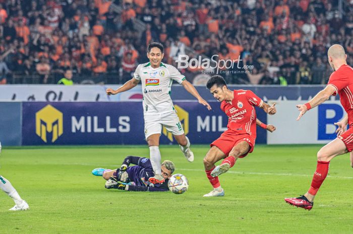 Striker Persija Jakarta, Aji Kusuma (kanan), sedang menendang bola dalam laga pekan ke-34 Liga 1 2022 di Stadion Utama Gelora Bung Karno, Senayan, Jakarta, Sabtu (15/4/2023) malam.