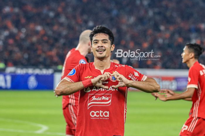 Striker Persija Jakarta, Aji Kusuma (tengah), sedang melakukan selebrasi seusai mencetak gol dalam laga pekan ke-34 Liga 1 2022 di Stadion Utama Gelora Bung Karno, Senayan, Jakarta, Sabtu (15/4/2023) malam.