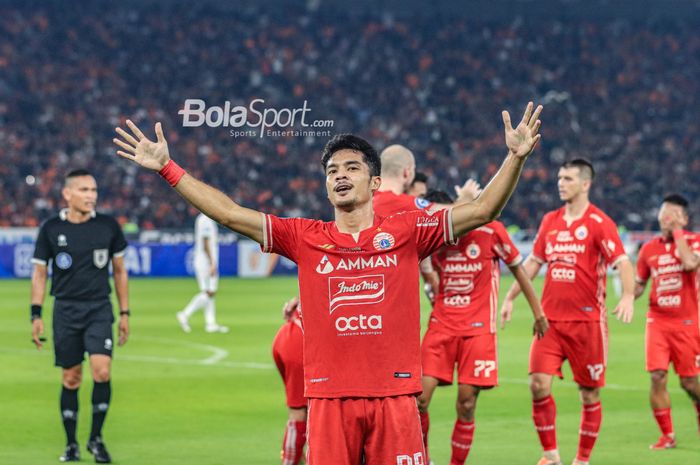 Striker Persija Jakarta, Aji Kusuma (tengah), sedang melakukan selebrasi seusai mencetak gol dalam laga pekan ke-34 Liga 1 2022 di Stadion Utama Gelora Bung Karno, Senayan, Jakarta, Sabtu (15/4/2023) malam.