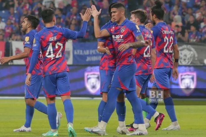 Dua pemain Johor Darul Ta'zim, Bergson (kanan depan) dan Arif Aiman, melakukan tos saat selebrasi.