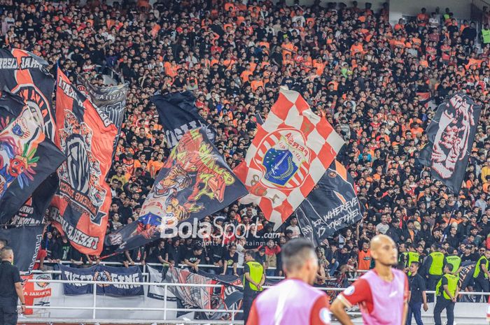 Suporter Persija Jakarta, The Jakmania, beraksi dalam laga pekan ke-34 Liga 1 2022 di Stadion Utama Gelora Bung Karno, Senayan, Jakarta, Sabtu (15/4/2023) malam.