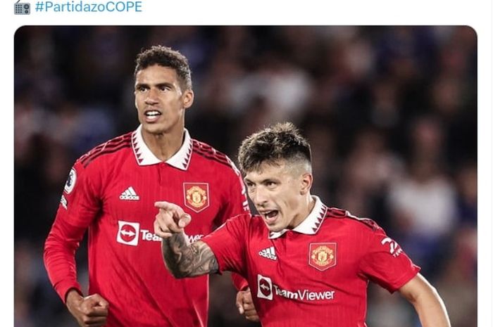 Lisandro Martinez (kanan) absen membela Manchester United sampai akhir musim ini, sedangkan Raphael Varane menepi beberapa pekan.