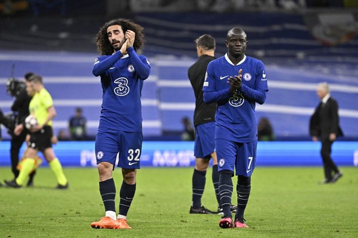 N'Golo Kante (kanan) dan Marc Cucurella bereaksi setelah Chelsea dikalahkan Real Madrid pada perempat final Liga Champions (12/4/2023).