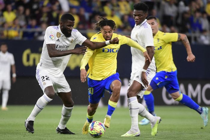 Momen duel Antonio Ruediger dengan Theo Bongonda dalam laga pekan ke-29 Liga Spanyol 2022-2023 yang mempertemukan Real Madrid dan Cadiz.