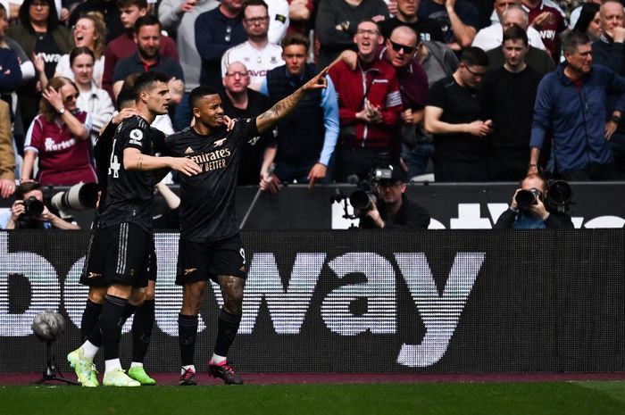 Laga West Ham United vs Arsenal berakhir imbang. The Gunners kini hanya berjarak empat poin dari Manchester City di klasemen Liga Inggris 2022-2023.