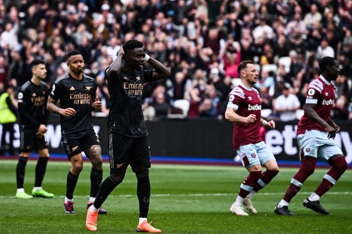 Reaksi Bukayo Saka usai gagal cetak gol penalti dalam laga Arsenal di kandang West Ham United pada lanjutan Liga Inggris (16/4/2023).