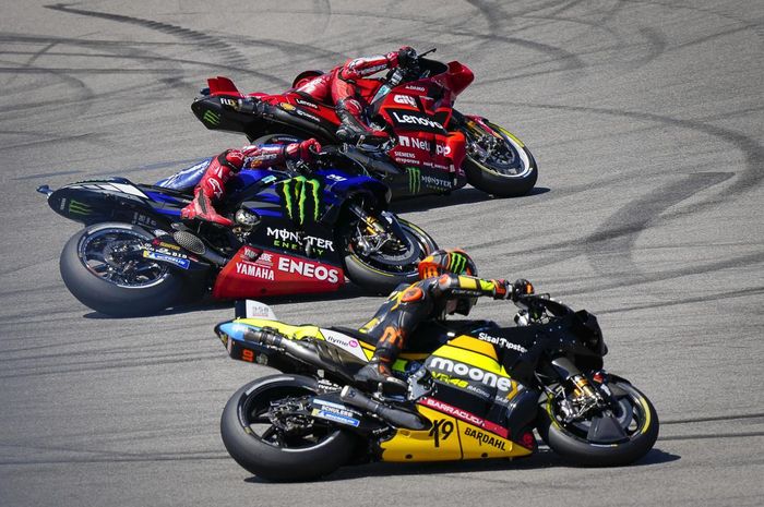 Fabio Quartararo (Monster Energy Yamaha) di pepet Francesco Bagnaia (Ducati Lenovo) dan Luca Marini (Mooney VR46 Ducati) pada kualifikasi MotoGP Americas 2023, di COTA, Austin, Texas, Sabtu (15/4/2023)