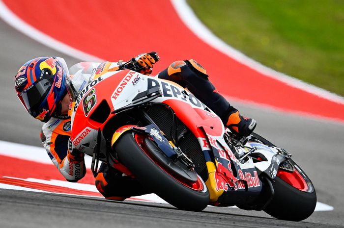 Pembalap pengganti Marc Marquez sekaligusb test rider Honda, Stefan Bradl, saat tampil pada latihan MotoGP Americas 2023 di COTA, Austin, Texas, Jumat (14/4/2023)