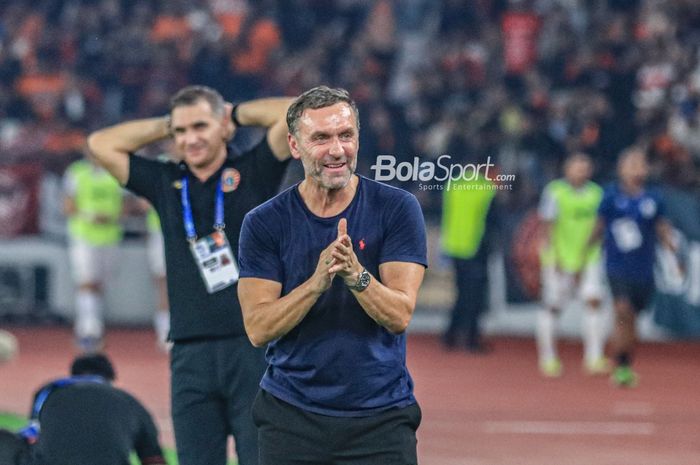 Pelatih Persija Jakarta, Thomas Doll (kanan) memberikan semangat kepada para pemainnya lewat tepuk tangan dalam laga pekan ke-34 Liga 1 2022 di Stadion Utama Gelora Bung Karno, Senayan, Jakarta, Sabtu (15/4/2023) malam.