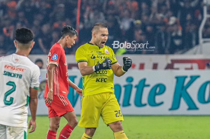 Kiper Persija Jakarta, Andritany Ardhiyasa (kanan), melakukan selebrasi seusai timnya menang dalam laga pekan ke-34 Liga 1 2022 di Stadion Utama Gelora Bung Karno, Senayan, Jakarta, Sabtu (15/4/2023) malam.