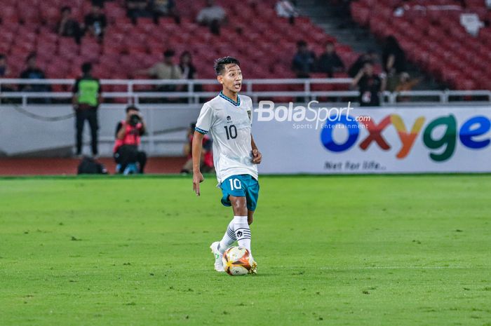 Gelandang timnas U-22 Indonesia, Beckham Putra Nugraha (tengah), sedang menguasai bola saat bertanding di Stadion Utama Gelora Bung Karno, Senayan, Jakarta, Minggu (16/4/2023) malam.