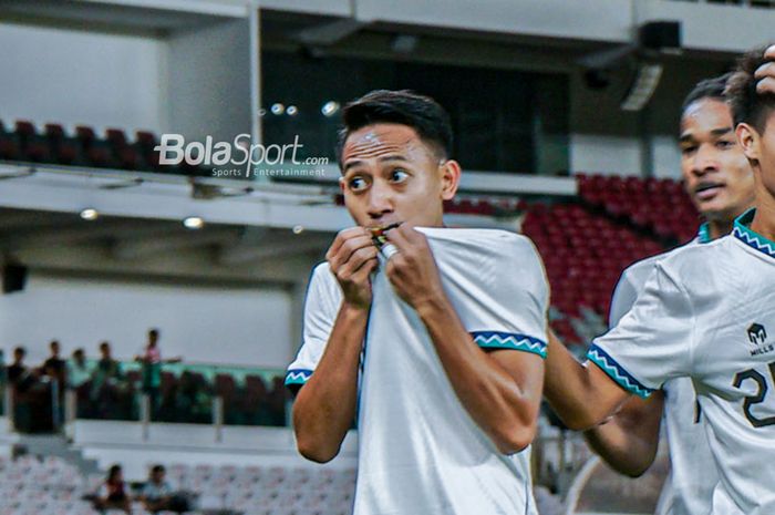 Pemain timnas U-22 Indonesia, Beckham Putra Nugraha (tengah), sedang melakukan selebrasi seusai mencetak gol saat bertanding di Stadion Utama Gelora Bung Karno, Senayan, Jakarta, Minggu (16/4/2023) malam.