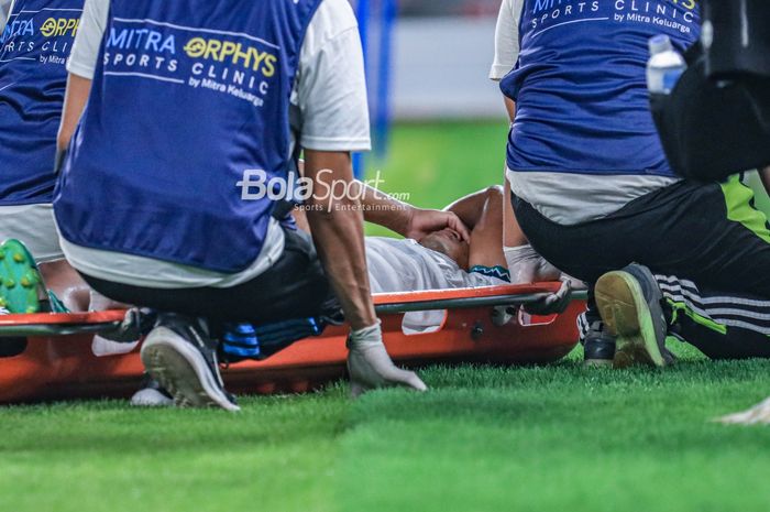 Striker timnas U-22 Indonesia, Ronaldo Kwateh, tergeletak seusai benturan saat bertanding di Stadion Utama Gelora Bung Karno, Senayan, Jakarta, Minggu (16/4/2023) malam.